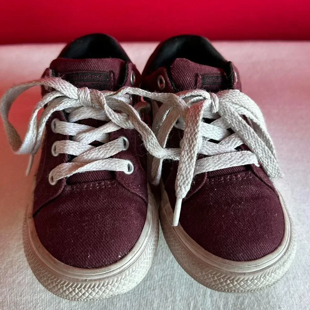 Young Kids Burgundy Converse Lace Up Sneakers Size 8